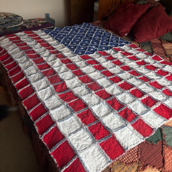 United States Flag Patriotic Patchwork Rag Quilt - Picture 3 of 7